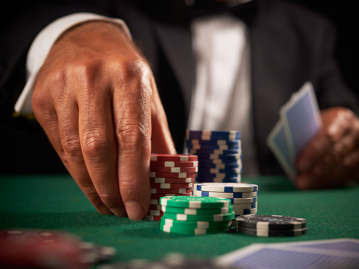 Pemain kartu berjudi chip kasino dengan fokus selektif latar belakang berwarna hijau